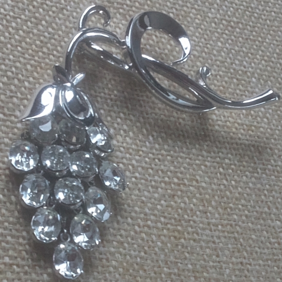 Trifari Alfred Phillipe Pat. 160,967   Dangle Grape Cluster Brooch 1950 - Picture 2 of 12